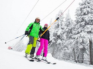 V loňském roce se začínalo lyžovat na Černé hoře v sobotu 12. listopadu, letos termín oddálí nepříznivé počasí.