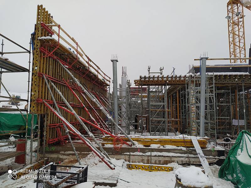 Ve Vrchlabí je i v zimě v plném proudu výstavba krytého bazénu. Na snímku je stav stavby v prosinci 2021.