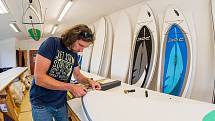 David Stolín vyrábí s manželkou v Trutnově nafukovací paddleboardy. Jako jediný v Evropě.