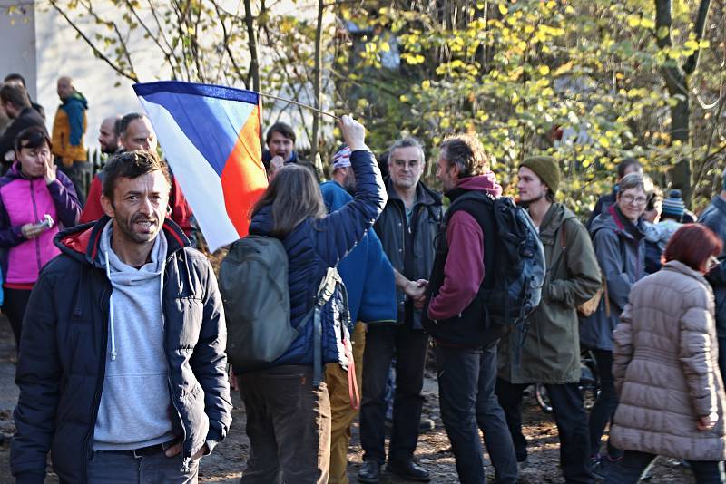 Celou neděli desítky lidí zapalovaly svíčky u chalupy Václava Havla na Hrádečku ve Vlčicích.