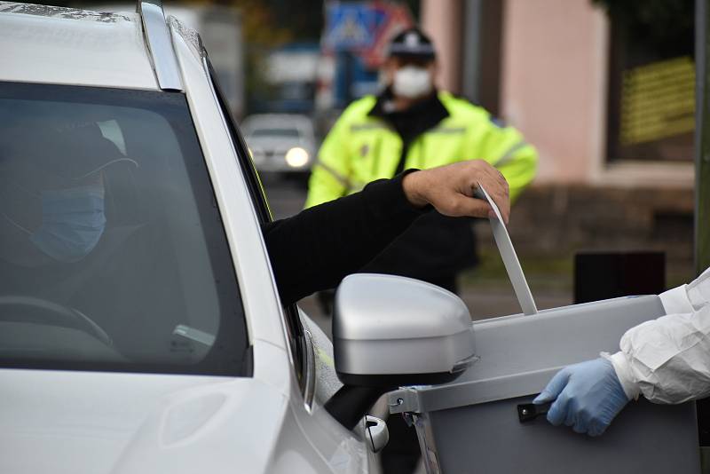 Na Trutnovsku je stanoviště drive-in pro senátní a krajské volby před hasičskou zbrojnicí v Trutnově - Horním Starém Městě. První volič přijel volit v 7.48 hodin.