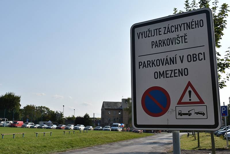 Letošní ročník Vinobraní na Kuksu byl jiný než ty předchozí. Víno neteklo po kaskádovém schodišti, stánky byly rozdělené do čtyř sektorů.