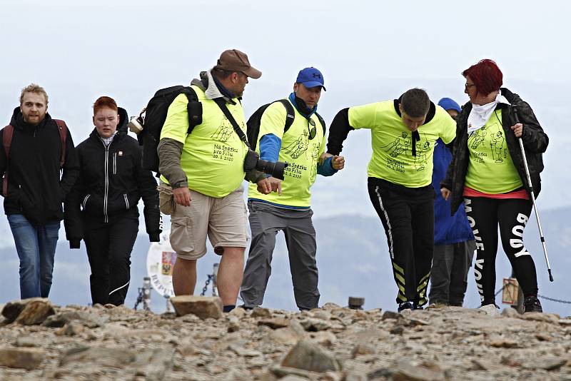 Charitativní výstup Na Sněžku pro Fílu organizoval Nadační fond KlaPeto Kateřiny Klasnové a Jaroslava Petrouše.