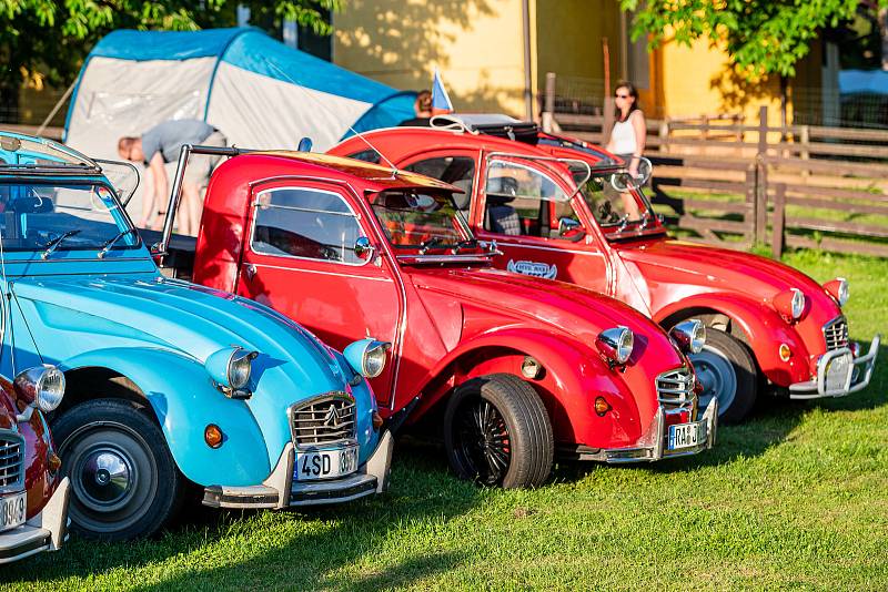 Národní sraz Citroënů 2CV v chotěvickém kempu Svatá Kateřina.