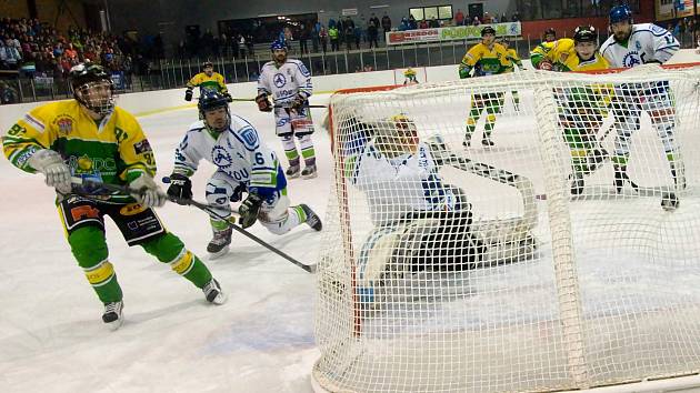 VYMALOVÁNO. Když takto Jan Ježek v závěru druhé třetiny zvyšoval náskok Dvora na 1:5, bylo v Hronově rozhodnuto. 