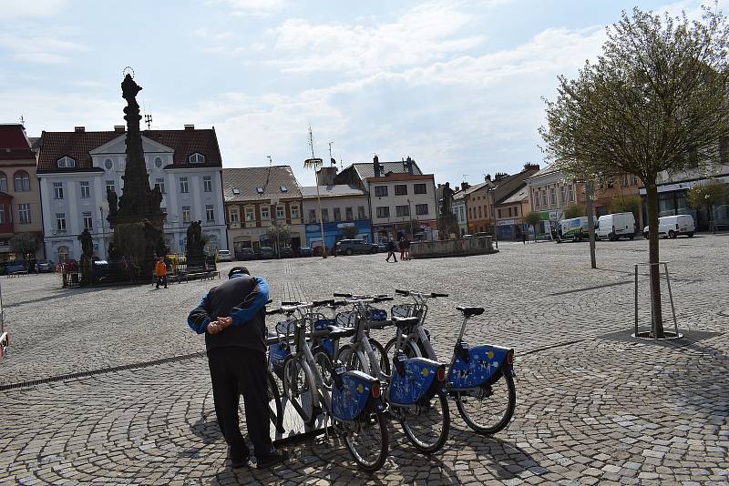 V pondělí 2. května instalovali pracovníci bikesharingové společnosti nextbike Czech Republic sdílená kola ve Dvoře Králové nad Labem.