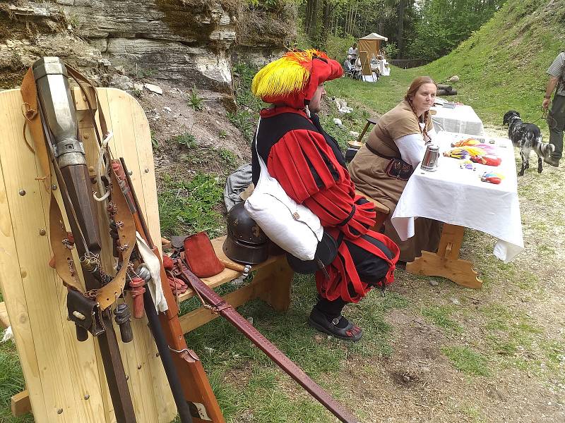 Zahájení nové turistické sezóny na hradu Vízmburku u Havlovic.