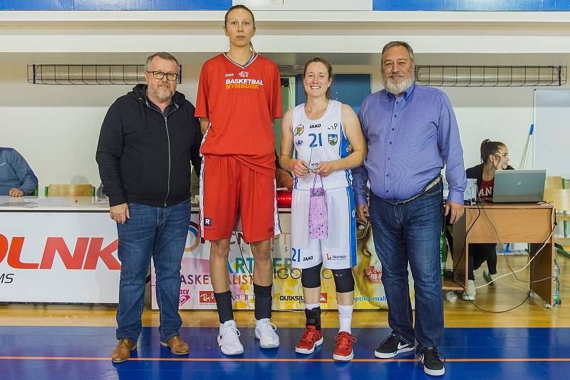 Z duelu Trutnov - Nymburk při basketbalovém turnaji O pohár města Trutnova.