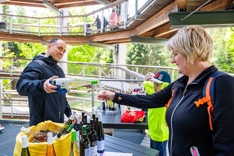 Vinná Stezka. Na krkonošské turistické atrakci ochutnávali návštěvníci tuzemská i zahraniční vína.