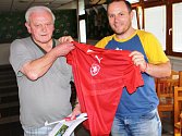 Vítěz jarní části Fortuna TIP ligy Otakar Jón přebírá originální dres české fotbalové reprezentace.