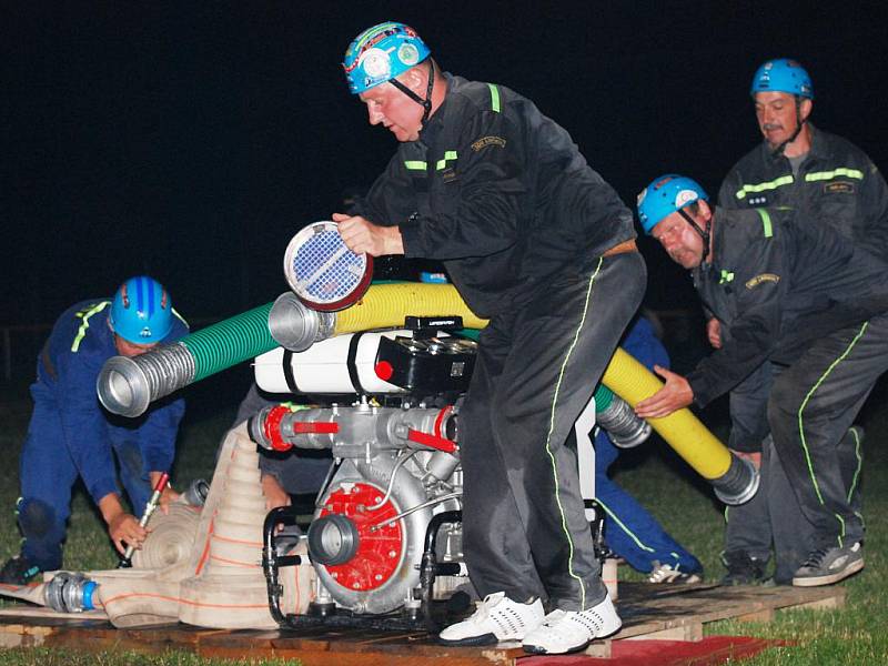 SDH Libňatov se zúčastnil i noční soutěže v nedaleké obci Žbince