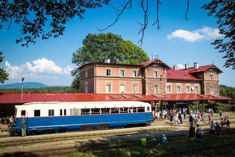 Vlakové nádraží v Martinicích v Krkonoších, které je kulturní památkou, zažilo v sobotu oslavy 120 let lokální dráhy z Martinic do Rokytnice nad Jizerou.