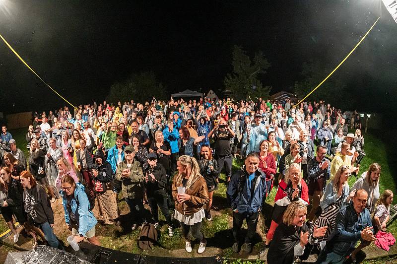 Koncert Michala Hrůzy s kapelou na Štěrbově vile u Přehrady Les Království.