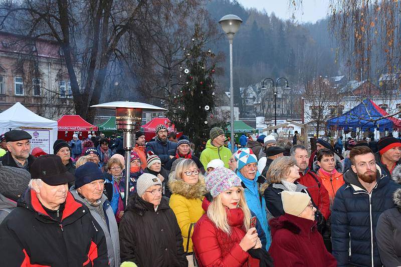 Křest knihy o historii Svobody nad Úpou a rozsvícení vánočního stromu.