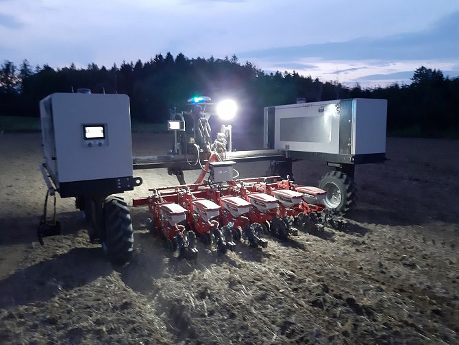 Zemědělský podnik Agrodružstvo Klas Křičeň využil pro zasetí řepky na své farmě v Kocbeřích na Trutnovsku polního robota se secím strojem. Vydržel jezdit nepřetržitě více než 27 hodin.