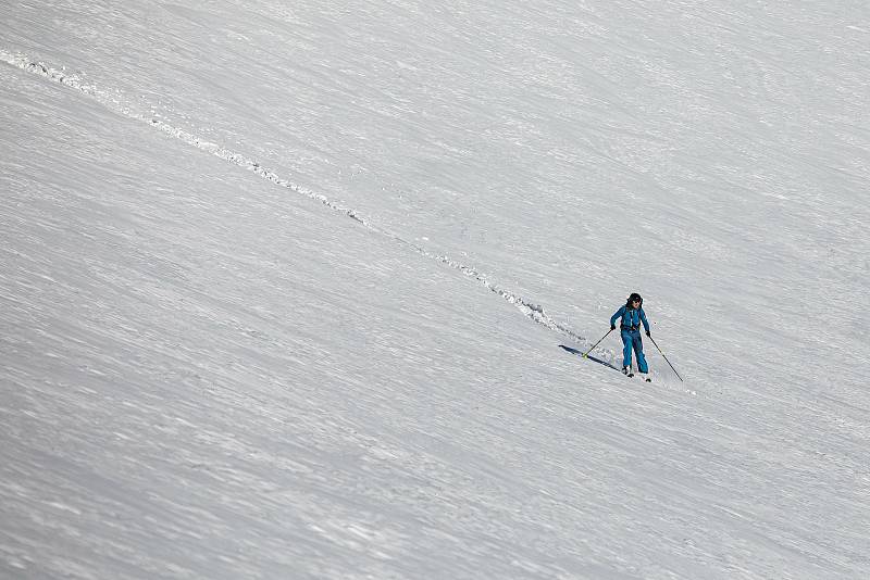 Slunečný víkend přilákal na hřebeny Krkonoš tisíce turistů, do terénu vyrazila řada skialpinistů.