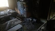 Při úterním požáru v bytovém domě v Hostinném v ulici U Konírny byla zachráněna osmdesátiletá žena.