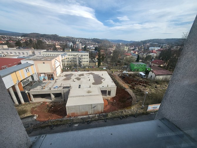 V areálu Oblastní nemocnice Trutnov se znovu rozjela stavba laboratoří.