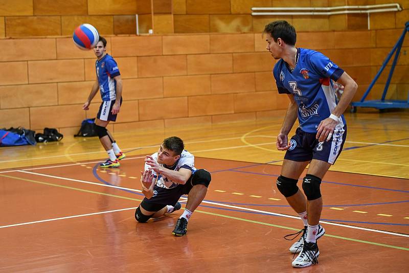 Volejbalisté Dvora Králové nad Labem zcela opanovali druholigové derby na palubovce Hronova.