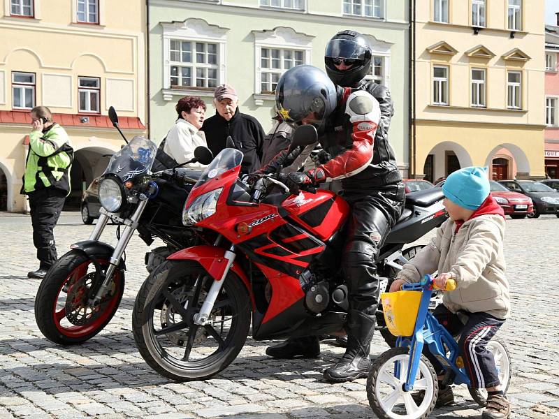 Motorkáři „otevřeli šoupátka“ a vyrazili vstříc kilometrům