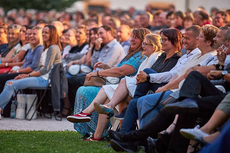 Prostředí barokního areálu hospitálu Kuks se proměnilo v jeviště muzikálu Noc na Karlštejně.