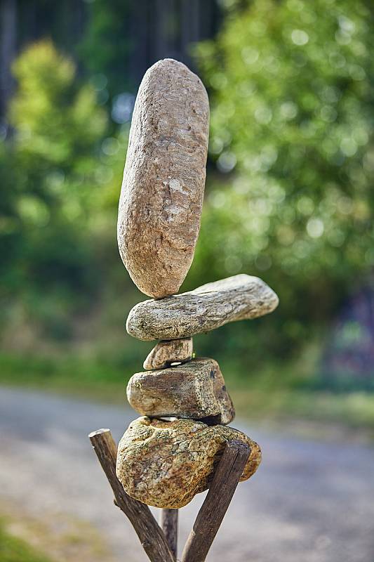 Pokřtěno! První hřiště na světě pro stone balancing nebo-li vyvažování kamenů bylo v sobotu otevřeno u lesní plovárny Retropark Sejfy v Mladých Bukách.