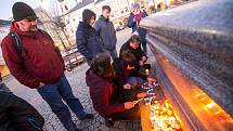 Oslava 17. listopadu u kašny na Krakonošově náměstí v Trutnově.