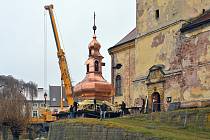 Na věž kostela v Pilníkově se vrátila po dvou letech 17 metrů vysoká a téměř 10 tun těžká kopule.