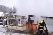 Požár mobilního domu a přístavby v Dolním Lánově.