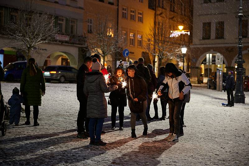 Vánoční strom na Krakonošově náměstí v Trutnově se rozsvítil v neděli večer.