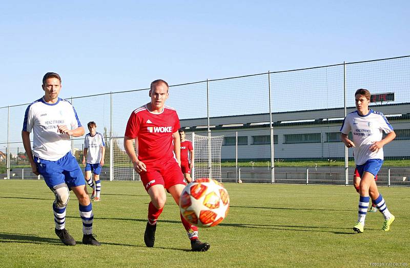 Lídr ze Skřivan (červené dresy) byl tvrdým oříškem i pro rezervu Vrchlabí. V sezoně ještě vedoucí tým soutěže neztratil.