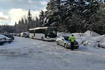 Policisté musí regulovat dopravu v Krkonoších i Orlických horách.