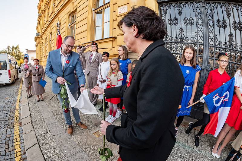 Na památný den sokolstva odhalila královédvorská jednota před budovou gymnázia kameny zmizelých bratrům Josefovi a Pavlovi Sochorovým.