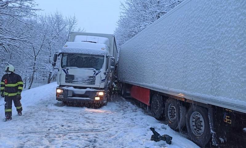 Páteční nehoda mezi obcemi Střítež a Nový Rokytník