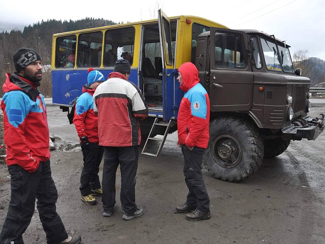 Záchranáři školili na Ukrajině. Raněné tam vozí v náklaďáku