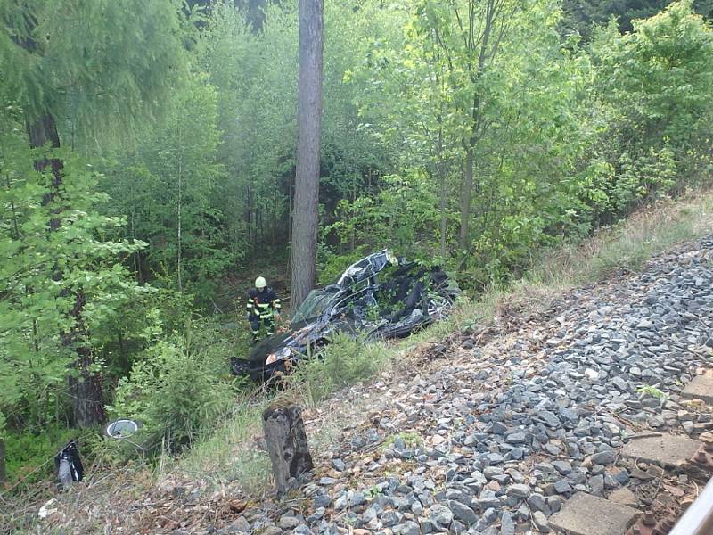 Střet osobního vozidla a vlaku měl tragické následky.