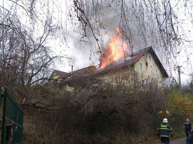 Požár domu v Hertvíkovicích způsobil škodu za půl milionu korun.