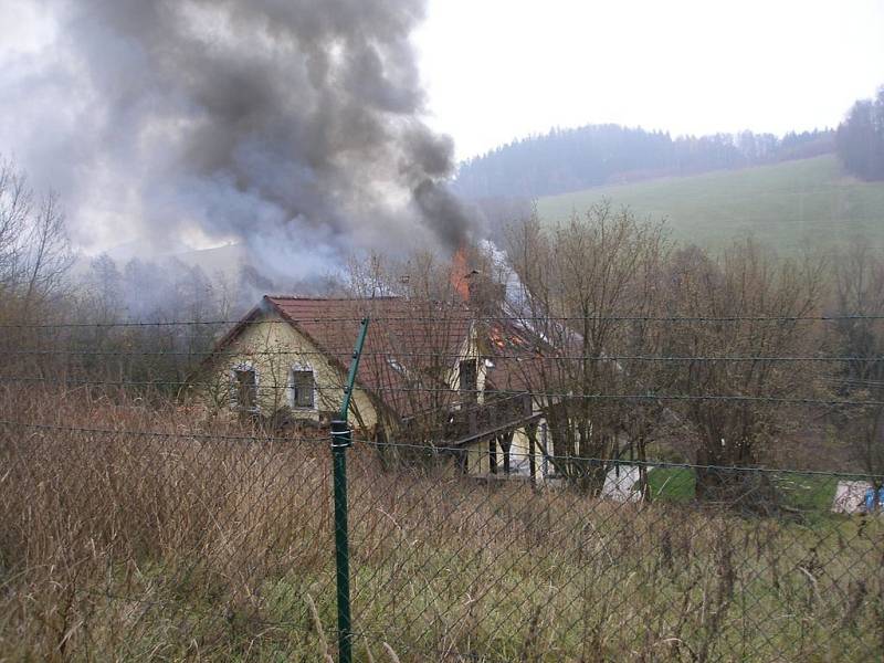 Požár domu v Hertvíkovicích způsobil škodu za půl milionu korun.