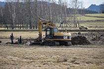Na trase budoucí dálnice D11 v Královci začaly zemní práce pro archeologický výzkum.