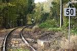 Vlakové nádraží v Žacléři je ve špatném stavu, na trati do Královce vlaky nejezdí v pravidelné dopravě od roku 2009.