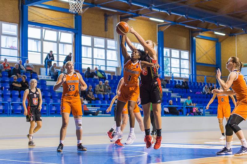 Z finálového duelu Ružomberok - Hradec Králové při basketbalovém turnaji O pohár města Trutnova.