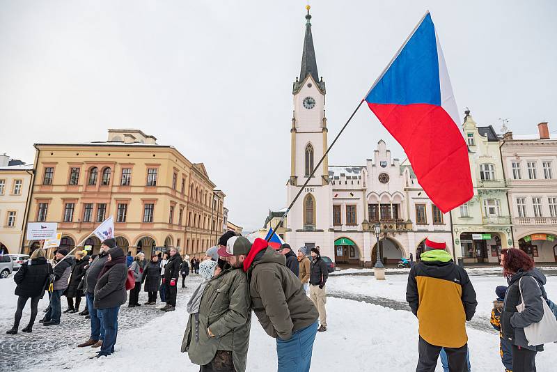 Demonstrace odpůrců protipandemických opatření v Trutnově na Krakonošově náměstí v neděli 23. ledna.