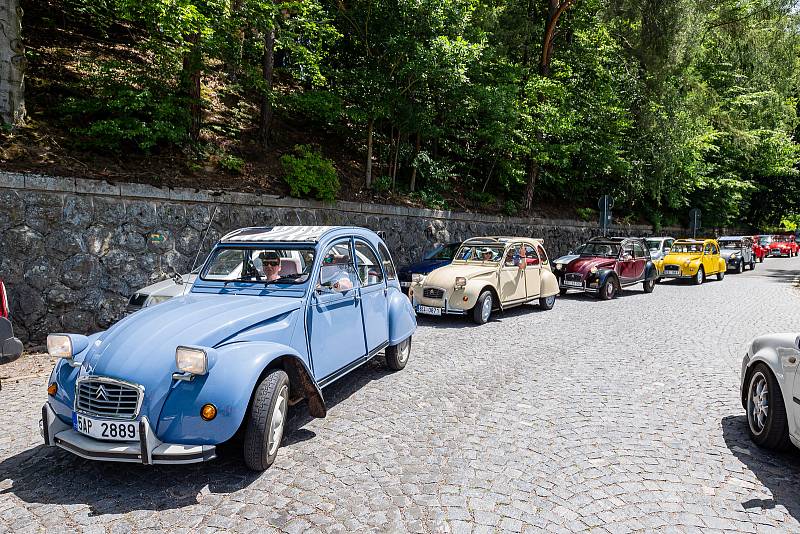 Národní sraz Citroënů 2CV, lidově zvaných kachen.