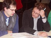 TURNOVSKÝ STAROSTA  Tomáš Hocke (vpravo), při diskusi s občany o možnosti rekonstrukce části Palachovy ulice.