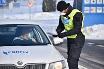 Policejní kontroly na vládou uzavřeném Trutnovsku.