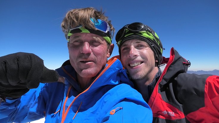 Šťastní na vrcholu. Horolezci Radoslav Groh (vpravo) a Marek Holeček zvládli dobrodružnou expedici v Peru.