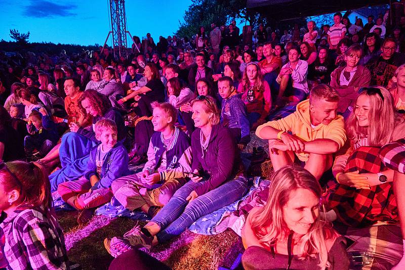 Koncert písničkáře Pokáče zahájil Kulturní léto na Štěrbově vile na Přehradě Les Království.