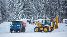 Vítr a těžký sníh koplikuje dopravu a život na horách. Popadané stromy uzavřely v pondělí cestu mezi Hoffmanovými boudami a Černým Dolem v Krkonoších