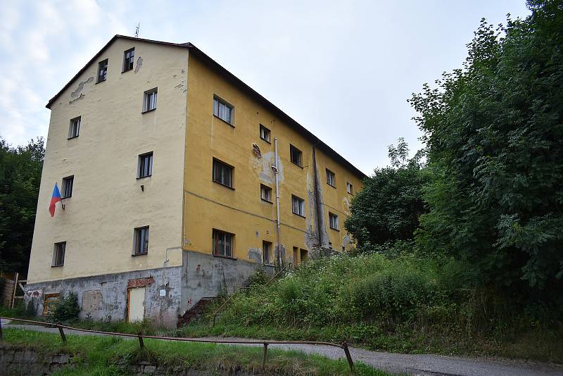 Tenhle dům po nepřizpůsobivých občanech už v Úpici nestojí, město ho letos zbouralo.