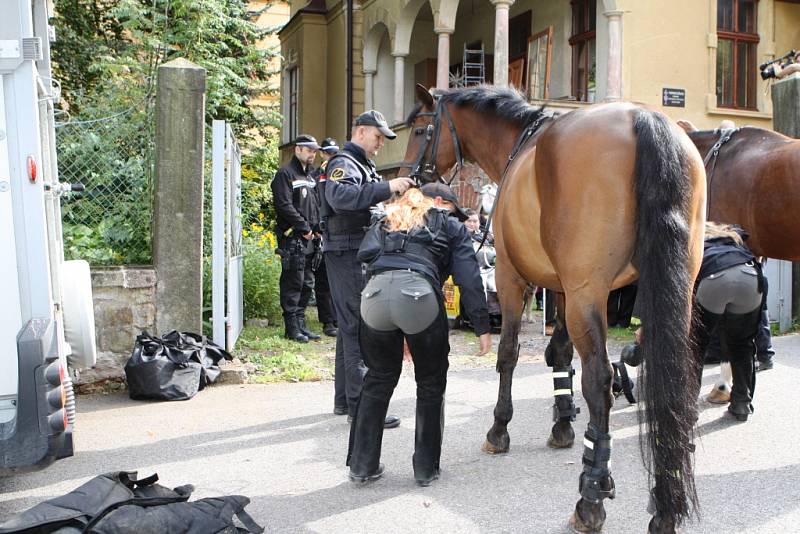 Na trutnovské faře vozíčkárům předvedli zásahy policisté na koních